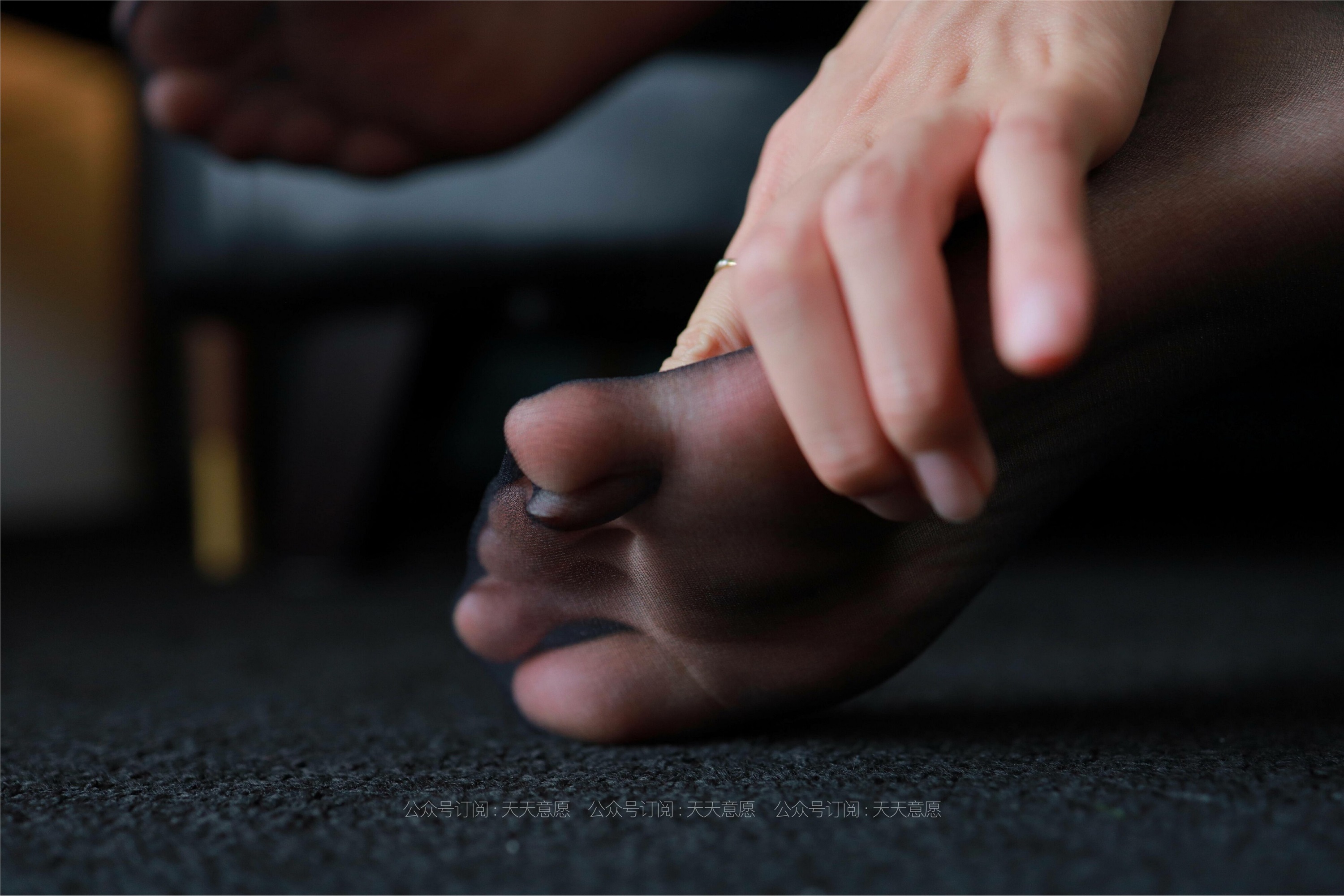 IESS异思趣向 - 模特：羽西《沙发上的黑丝》